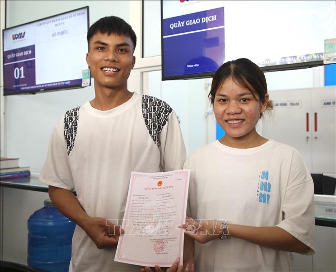 Một cặp vợ chồng vừa được chính quyền xã trao Giấy đăng ký kết hôn tại xã Hướng hiệp. Ảnh: Thanh Thuỷ-TTXVN