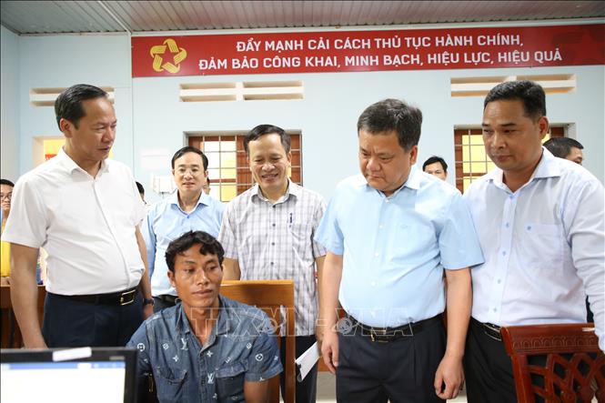 Chủ tịch UBND tỉnh Quảng Trị Trần Phong đến kiểm tra tình hình hoạt động tại Trung tâm hành chính công xã Đakrông. Ảnh: Thanh Thuỷ-TTXVN