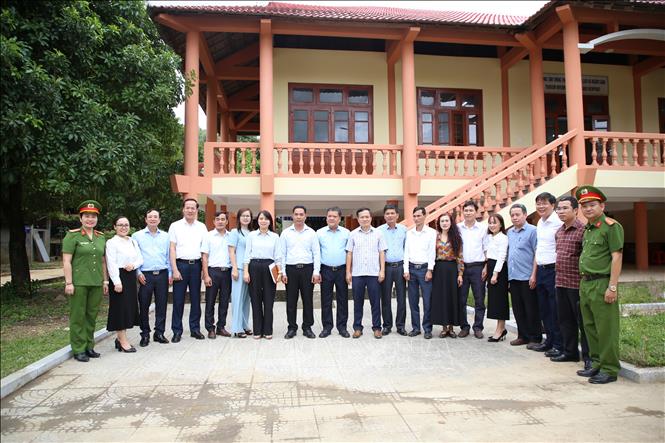 Chủ tịch UBND tỉnh Quảng Trị Trần Phong chụp ảnh lưu niệm với xã Đakrông. Ảnh: Thanh Thuỷ-TTXVN