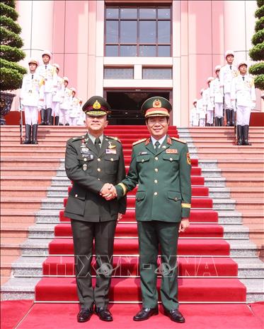 Đại tướng Nguyễn Tân Cương và Đại tướng Songwit Noonpackdee tại lễ đón. Ảnh: Trọng Đức - TTXVN