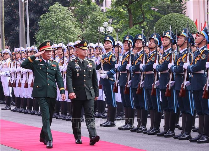 Đại tướng Nguyễn Tân Cương và Đại tướng Songwit Noonpackdee duyệt Đội Danh dự QĐND Việt Nam. Ảnh: Trọng Đức - TTXVN