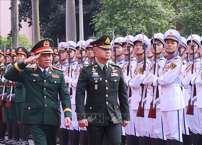 Đại tướng Nguyễn Tân Cương và Đại tướng Songwit Noonpackdee duyệt Đội Danh dự QĐND Việt Nam. Ảnh: Trọng Đức - TTXVN