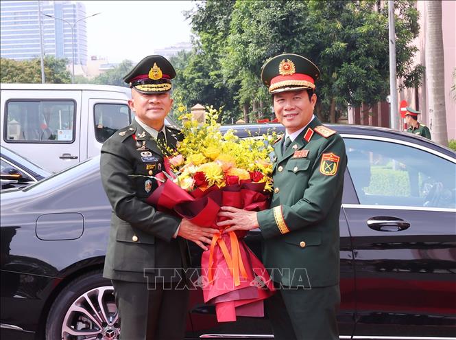 Đại tướng Nguyễn Tân Cương đón Đại tướng Songwit Noonpackdee. Ảnh: Trọng Đức - TTXVN