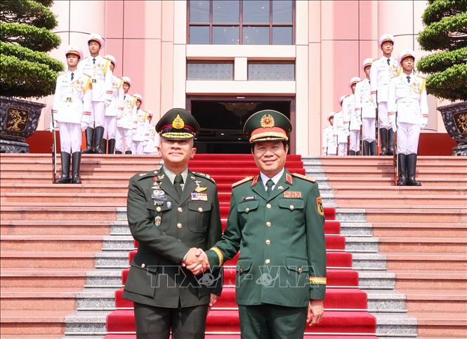 Đại tướng Nguyễn Tân Cương và Đại tướng Songwit Noonpackdee tại lễ đón. Ảnh: Trọng Đức - TTXVN
