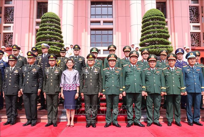 Đại tướng Nguyễn Tân Cương và Đại tướng Songwit Noonpackdee với các thành viên quân sự cấp cao hai nước. Ảnh: Trọng Đức - TTXVN