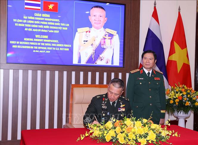 Đại tướng Songwit Noonpackdee, Tư lệnh Lực lượng Quốc phòng Vương quốc Thái Lan viết lưu bút tại trụ sở Bộ Quốc phòng Việt Nam. Ảnh: Trọng Đức - TTXVN