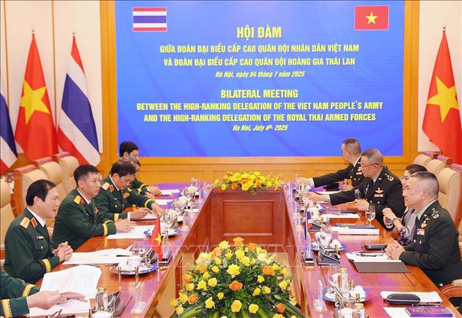 Đại tướng Nguyễn Tân Cương hội đàm với Đại tướng Songwit Noonpackdee. Ảnh: Trọng Đức - TTXVN