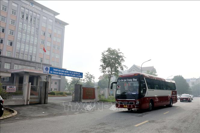 Khắc phục khó khăn, cán bộ Bảo hiểm xã hội tỉnh Thái Bình (cũ) thuê xe hợp đồng để đi làm tại trụ sở mới sau hợp nhất. Ảnh: Thế Duyệt – TTXVN 