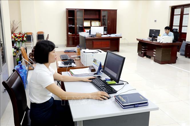 Khắc phục khó khăn, cán bộ Bảo hiểm xã hội tỉnh Thái Bình (cũ) thuê xe hợp đồng để đi làm tại trụ sở mới. Ảnh: Thế Duyệt – TTXVN 