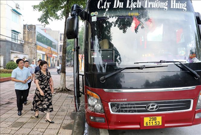 Cán bộ Bảo hiểm xã hội tỉnh Thái Bình (cũ) di chuyển lên xe để đi làm tại trụ sở mới. Ảnh: Thế Duyệt – TTXVN 