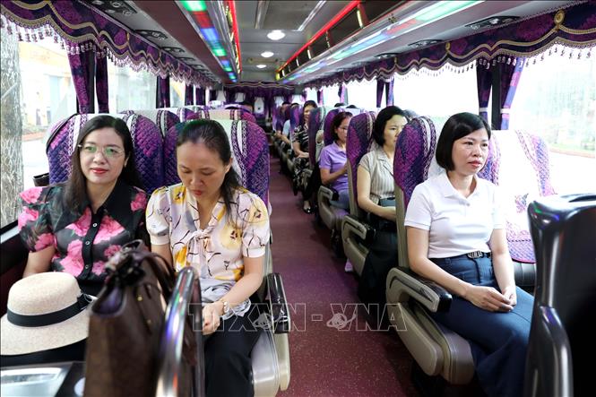 Khắc phục khó khăn, cán bộ Bảo hiểm xã hội tỉnh Thái Bình (cũ) thuê xe hợp đồng để đi làm tại trụ sở mới. Ảnh: Thế Duyệt – TTXVN 