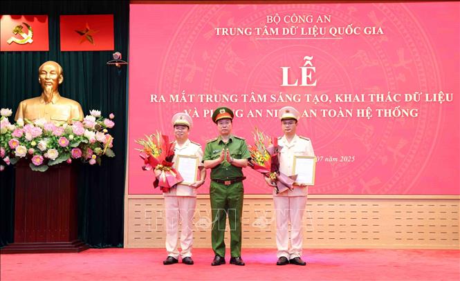 Thiếu tướng Nguyễn Ngọc Cương, Giám đốc Trung tâm dữ liệu quốc gia, Bộ Công an trao Quyết định của Bộ trưởng Bộ Công an quy định chức năng, nhiệm vụ, quyền hạn và tổ chức bộ máy của Trung tâm Sáng tạo, khai thác dữ liệu và Phòng An ninh, an toàn hệ thống. Ảnh: Phạm Kiên - TTXVN