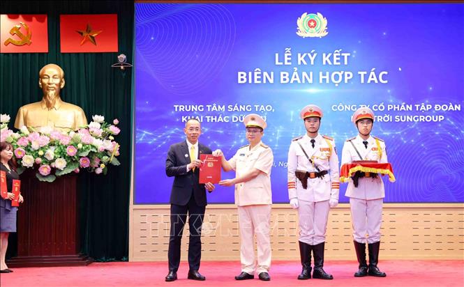 Lễ trao bản ký kết hợp tác giữa Trung tâm Sáng tạo, khai thác dữ liệu với các đơn vị đối tác công nghệ chiến lược. Ảnh: Phạm Kiên - TTXVN