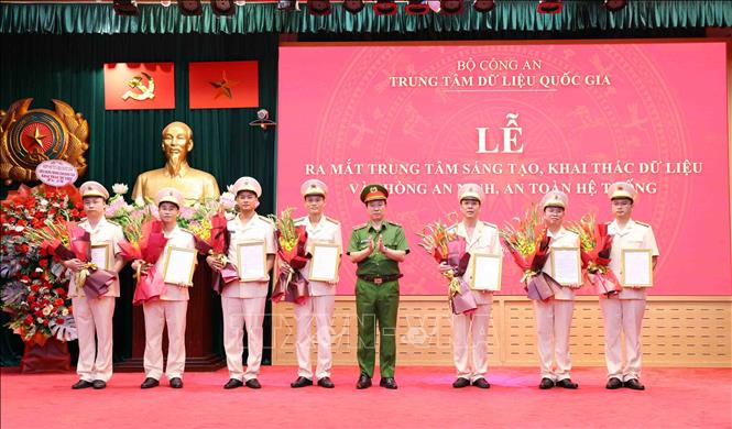 Thiếu tướng Nguyễn Ngọc Cương, Giám đốc Trung tâm dữ liệu quốc gia, Bộ Công an trao các Quyết định về công tác cán bộ của Trung tâm Sáng tạo, khai thác dữ liệu và Phòng An ninh, an toàn hệ thống. Ảnh: Phạm Kiên - TTXVN