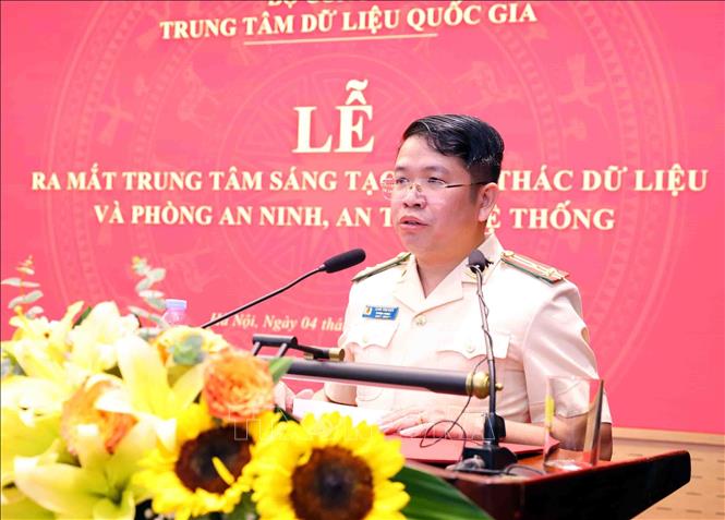 Thượng tá Đặng Văn Hiệu, Trưởng phòng An ninh, an toàn hệ thống đại diện cho 2 đơn vị ra mắt phát biểu. Ảnh: Phạm Kiên - TTXVN
