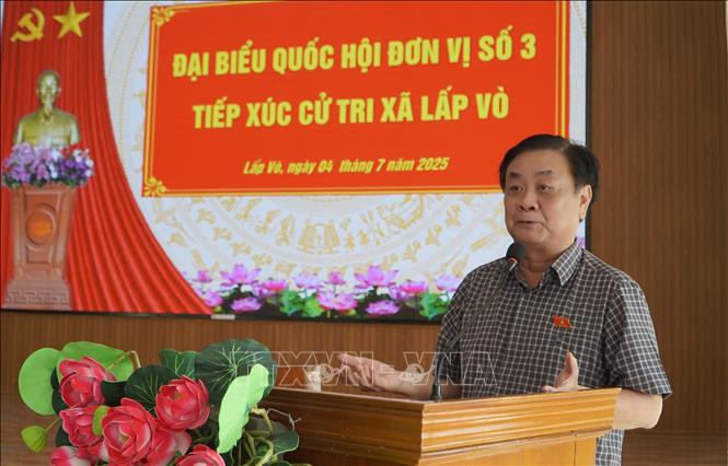 Phó Chủ tịch Quốc hội Lê Minh Hoan phát biểu trong buổi tiếp xúc cử tri tại xã Lấp Vò, tỉnh Đồng Tháp. Ảnh: TTXVN phát
