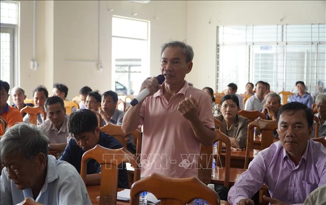 Người dân xã Lấp Vò, tỉnh Đồng Tháp phát biểu ý kiến trong buổi tiếp xúc với các ĐBQH. Ảnh: TTXVN phát
