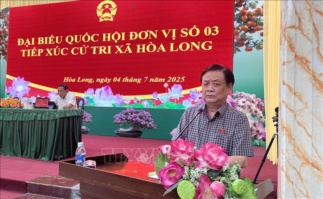 Phó Chủ tịch Quốc hội Lê Minh Hoan phát biểu trong buổi tiếp xúc cử tri tại xã Hòa Long, tỉnh Đồng Tháp. Ảnh: TTXVN phát