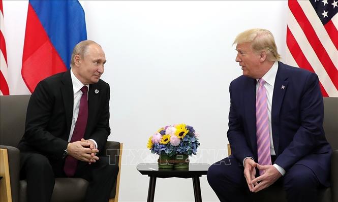 (Tư liệu) Tổng thống Nga Vladimir Putin (trái) và Tổng thống Mỹ Donald Trump trong cuộc gặp bên lề Hội nghị thượng đỉnh G20 ở Osaka, Nhật Bản, ngày 28/6/2019. Ảnh: Kyodo/TTXVN