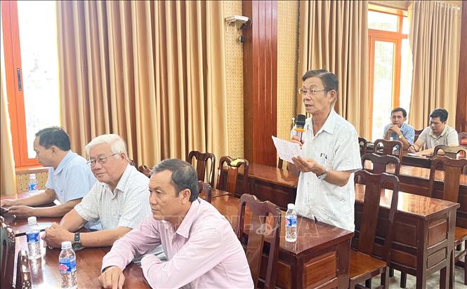 Người dân xã Hòa Long, tỉnh Đồng Tháp, phát biểu ý kiến trong buổi tiếp xúc với các ĐBQH. Ảnh: TTXVN phát