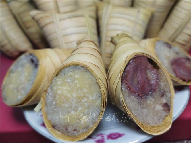 Bánh dừa được làm nguyên liệu chủ yếu từ nếp. Ảnh: Chương Đài  - TTXVN 