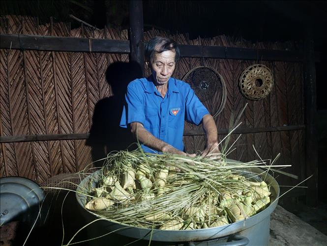 Ông Huỳnh Văn Tư (70 tuổi, ngụ ấp Vĩnh Bắc, xã Đại Điền, tỉnh Vĩnh Long) lưu giữ nghề làm bánh dừa Giồng Luông truyền thống tồn tại hơn trăm năm. Ảnh: Chương Đài  - TTXVN 