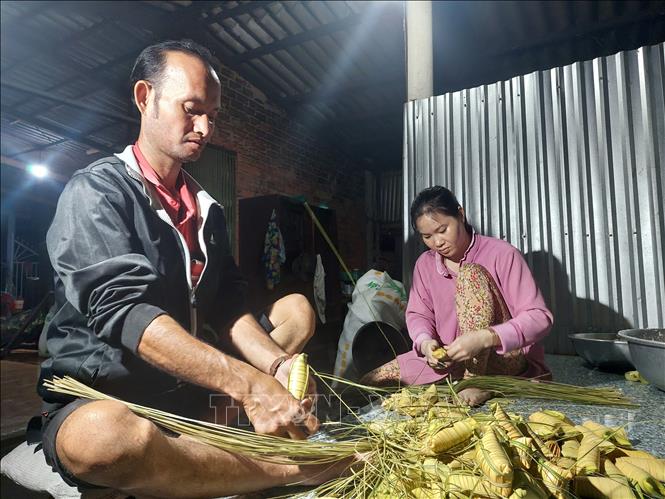 Các thế hệ gia đình Huỳnh Văn Tư lưu giữ nghề làm bánh dừa Giồng Luông truyền thống tồn tại hơn trăm năm. Ảnh: Chương Đài  - TTXVN 