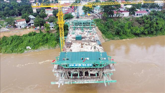 Cầu Phong Châu mới đã hoàn thành 7/15 đốt hẫng giữa 2 trụ chính T4 và T5 ỡ giữa long sông. Ảnh: Tạ Toàn – TTXVN