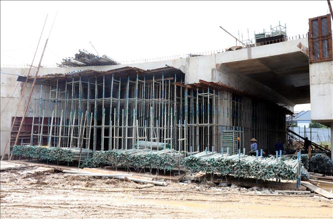 Nhà thầu đang dồn hết tốc lực, thi công ngày đêm, phấn đấu hợp long nhịp giữa cầu Phong Châu mới vào đúng dịp Quốc khánh 2/9 năm nay. Ảnh: Tạ Toàn – TTXVN