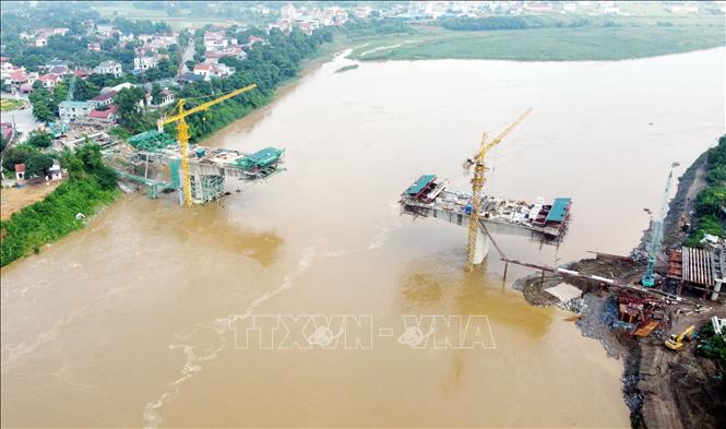 Cầu Phong Châu mới bắc qua sông Hồng, nằm trên quốc lộ 32C, nối hai huyện Lâm Thao và Tam Nông, có chiều dài 653m, gồm 4 làn xe cơ giới, xây dựng theo quy mô vĩnh cửu, tổng mức đầu tư hơn 635 tỷ đồng từ nguồn dự phòng ngân sách Trung ương. Ảnh: Tạ Toàn – TTXVN