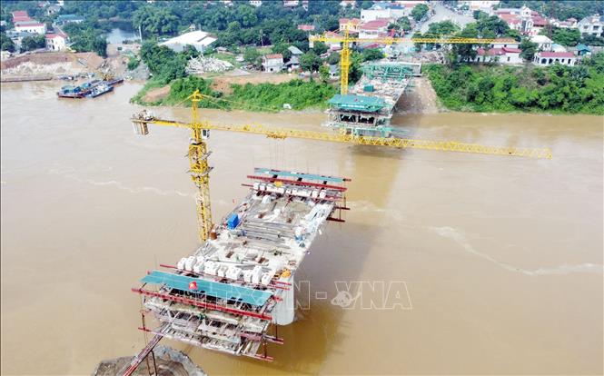 Các đơn vị thi công phấn đấu hoàn thành các nhịp đúc hẫng chậm nhất vào 22/8, hợp long nhịp biên sẽ thực hiện ngày 27/8 và hợp long nhịp giữa vào đúng Quốc khánh 2/9. Ảnh: Tạ Toàn – TTXVN