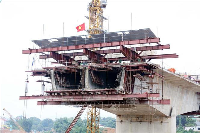 Mỗi đốt đúc hẫng cân bằng thay vì cần 7 ngày, nhà thầu đã tính toán làm trong 5 - 5,5 ngày. Ảnh: Tạ Toàn – TTXVN