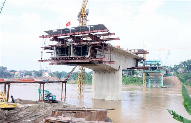 Cầu Phong Châu mới đang dần dần lộ diện, phấn hợp long vào đúng dịp Quốc khánh 2/9. Ảnh: Tạ Toàn – TTXVN
