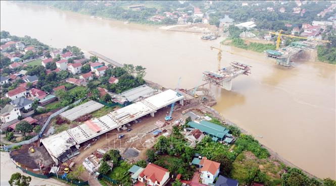 Các đơn vị thi công đang hoàn thành các công đoạn kỹ thuật, sẵn sàng cho việc đổ bê tông đốt đúc hẫng cầu Phong Châu. Ảnh: Tạ Toàn – TTXVN