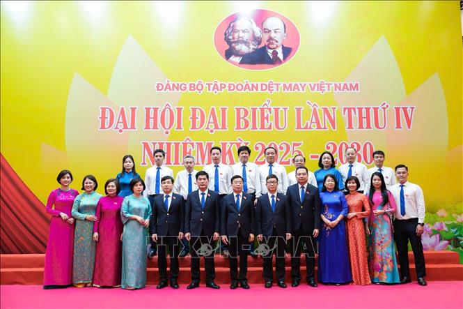 Ban Chấp hành Đảng bộ Tập đoàn Dệt may Việt Nam lần thứ IV, nhiệm kỳ 2025-2030 ra mắt đại hội. Ảnh: TTXVN phát