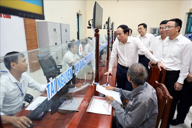  Bí thư Thành ủy Hải Phòng Lê Tiến Châu kiểm tra tại Trung tâm Phục vụ hành chính công xã An Phú. Ảnh: TTXVN phát