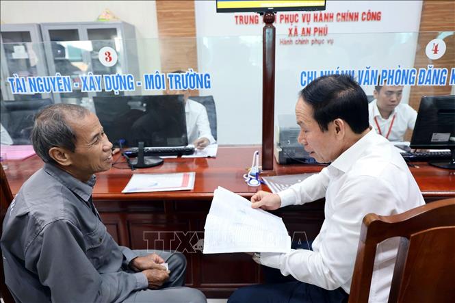 Bí thư Thành ủy Hải Phòng Lê Tiến Châu (bên phải) trao đổi với người dân đến làm thủ tục hành chính tại Trung tâm Phục vụ hành chính công xã An Phú. Ảnh: TTXVN phát