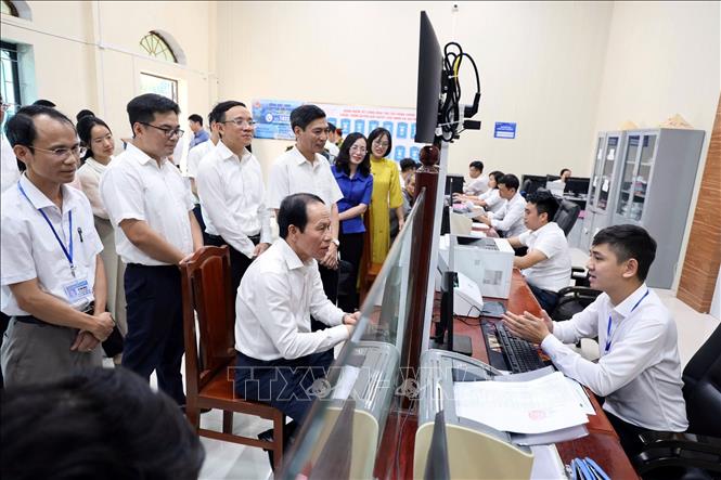 Bí thư Thành ủy Hải Phòng Lê Tiến Châu kiểm tra tại Trung tâm Phục vụ hành chính công xã An Phú
Ảnh: TTXVN phát