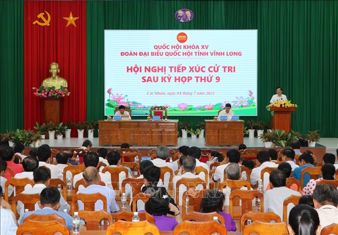 Quang cảnh buổi tiếp xúc cử tri xã Cái Nhum (Vĩnh Long). Ảnh: Lê Thúy Hằng – TTXVN.