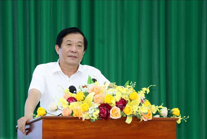 Phó Trưởng Ban Nội chính Trung ương Bùi Văn Nghiêm phát biểu tại buổi tiếp xúc cử tri xã Cái Nhum. Ảnh: Lê Thúy Hằng – TTXVN