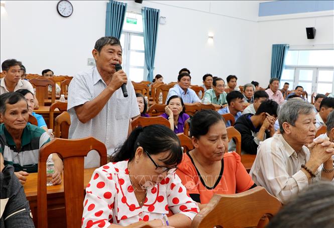 Cử tri phát biểu ý kiến tại buổi tiếp xúc. Ảnh: Lê Thúy Hằng – TTXVN