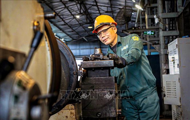 Công nhân Công ty Tuyển than Cửa Ông vận hành sản xuất. Ảnh: TTXVN phát