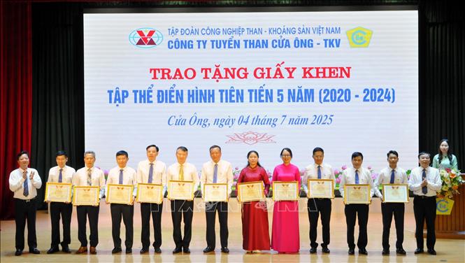 Lãnh đạo Công ty Tuyển than Cửa Ông khen thưởng các cá nhân, tập thể có thành tích cao trong phong trào thi đua lao động sản xuất. Ảnh: TTXVN phát