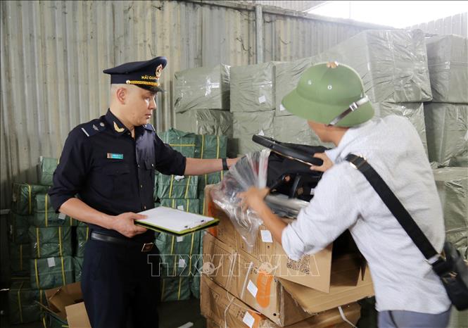 Hải quan cửa khẩu quốc tế Hữu Nghị (Lạng Sơn) kiểm tra hàng hóa nhập khẩu tại kho bãi khu vực cửa khẩu. Ảnh: Quang Duy – TTXVN