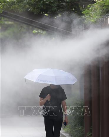 Hệ thống phun sương làm mát trong ngày nắng nóng tại Daegu, Hàn Quốc ngày 30/6/2025. Ảnh: Yonhap/TTXVN
