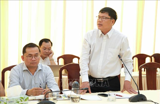 Ông Nguyễn Thái Bảo, Phó Chủ tịch thường trực UBND phường Tân An báo cáo tình hình ngập trên địa bàn tại cuộc họp. Ảnh: Thanh Liêm - TTXVN