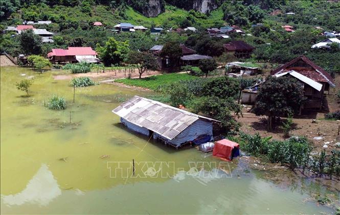 Đến chiều 4/7/2025, Bản Phiêng Nghè bị ngập trên diện tích khoảng 2ha; 15 hộ gia đình bị ảnh hưởng, trong đó, có 7 hộ gia đình phải di dời khẩn cấp. Ảnh: Quang Quyết - TTXVN