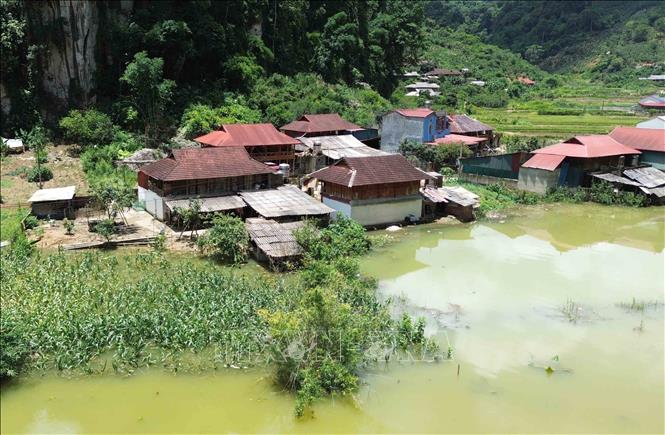 Đến chiều 4/7/2025, Bản Phiêng Nghè bị ngập úng trên diện tích khoảng 2ha; 15 hộ gia đình bị ảnh hưởng, trong đó, có 7 hộ gia đình phải di dời khẩn cấp. Ảnh: Quang Quyết - TTXVN