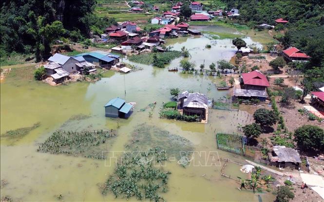 Đến chiều 4/7/2025, Bản Phiêng Nghè bị ngập úng trên diện tích khoảng 2ha; 15 hộ gia đình bị ảnh hưởng, trong đó, có 7 hộ gia đình phải di dời khẩn cấp. Ảnh: Quang Quyết - TTXVN