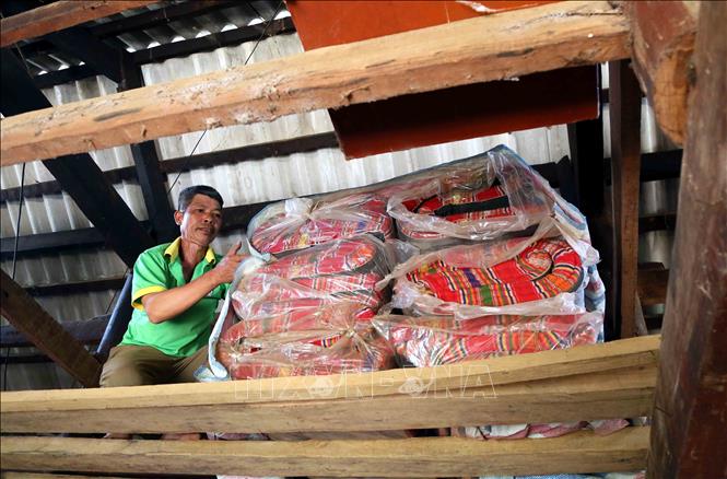 Ông Tòng Văn Mẳn, bản Phiêng Nghè vận chuyển cất đồ dùng trong gia đinh lên cao. Ảnh: Quang Quyết - TTXVN